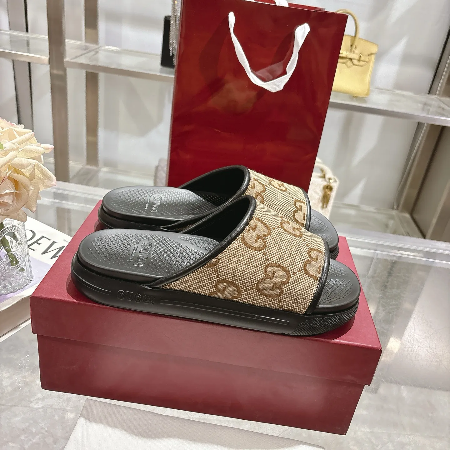 p400🐮🐮New summer men's slip-on slippers. Inspired by the summer spirit and beach clubs of the Italian coast, this piece is part of Gucci Lido. The Pre-Fall collection reinterprets the brand's signature elements and sophisticated patterns in a contemporary way. Made from black rubber, these flat sandals feature a slip-on design that reinterprets the brand's distinctive green and red web design. GG Classic Upper Men's Molded Rubber Footbed Gucci Logo Flat Made in Italy Size: Men's 40 to 47,